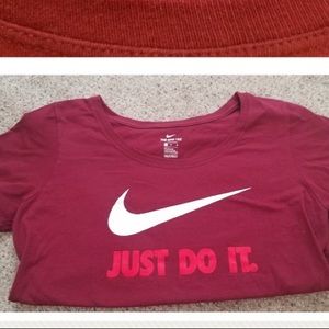 a brand new never worn nike tee